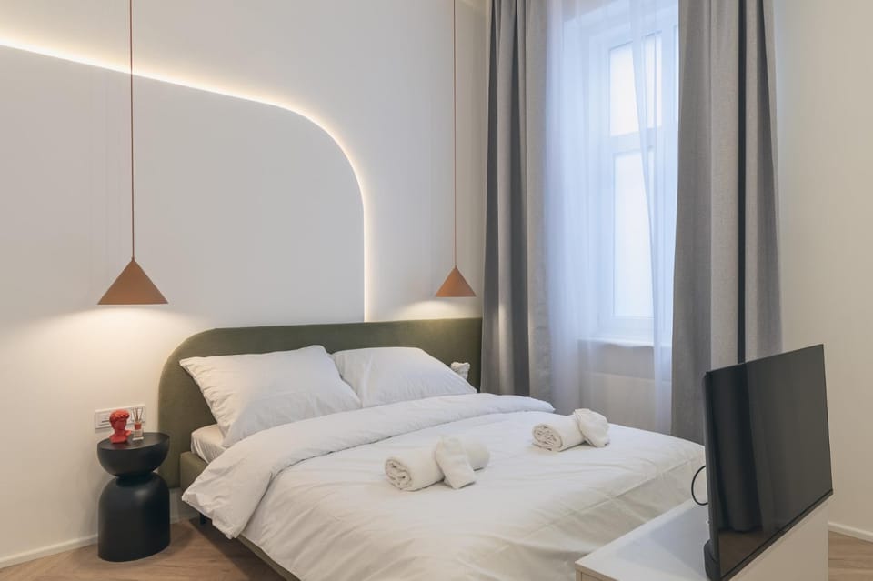 Bed, TV and multimedia, View (from property/room), Photo of the whole room, Decorative detail, Bedroom, towels