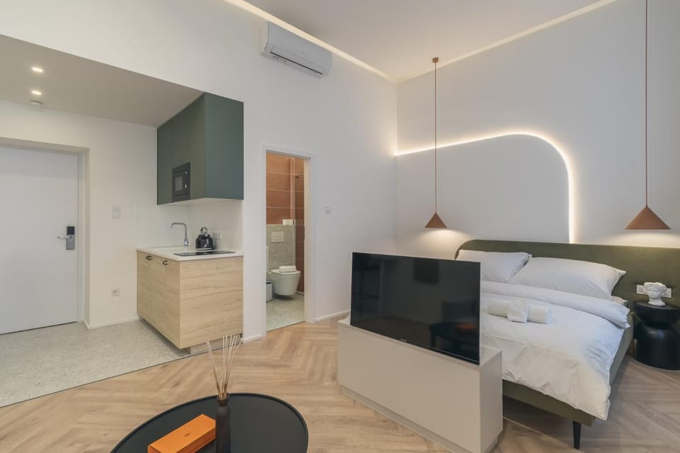 Bed, Kitchen or kitchenette, Living room, Photo of the whole room, Seating area, Bedroom
