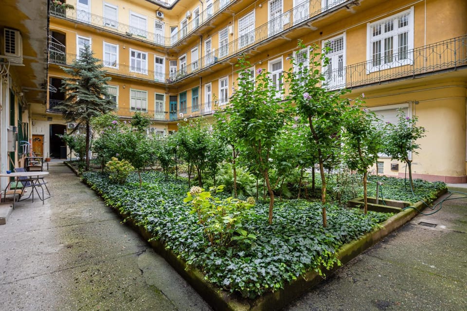 Property building, Day, Garden, On site, Garden view