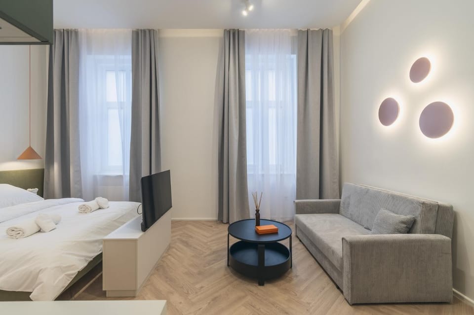 Bed, TV and multimedia, Living room, Photo of the whole room, Seating area, Bedroom, towels