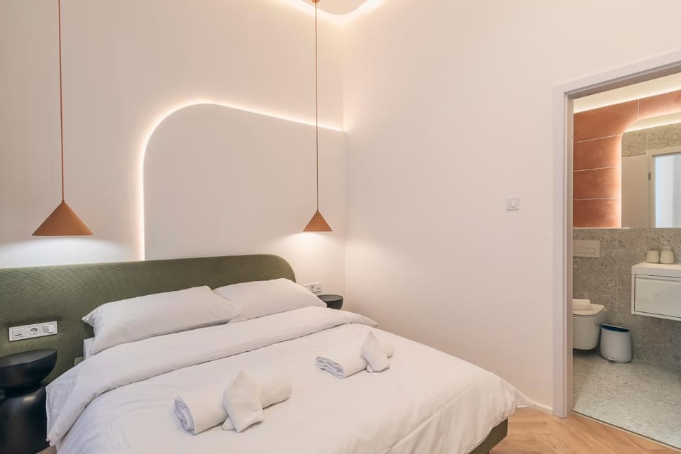 Bed, Photo of the whole room, Bedroom, towels