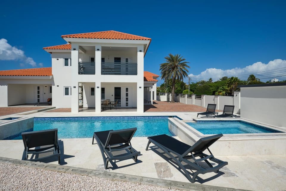 Property building, Swimming pool, sunbed