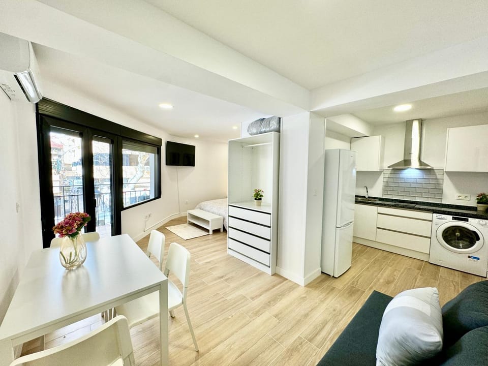 Kitchen or kitchenette, Seating area, Dining area