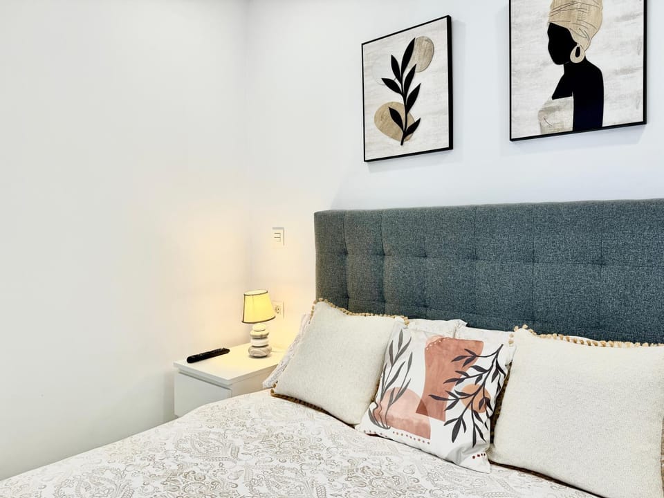 Bed, Photo of the whole room, Decorative detail, Bedroom