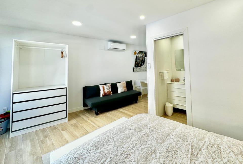 Photo of the whole room, Bedroom