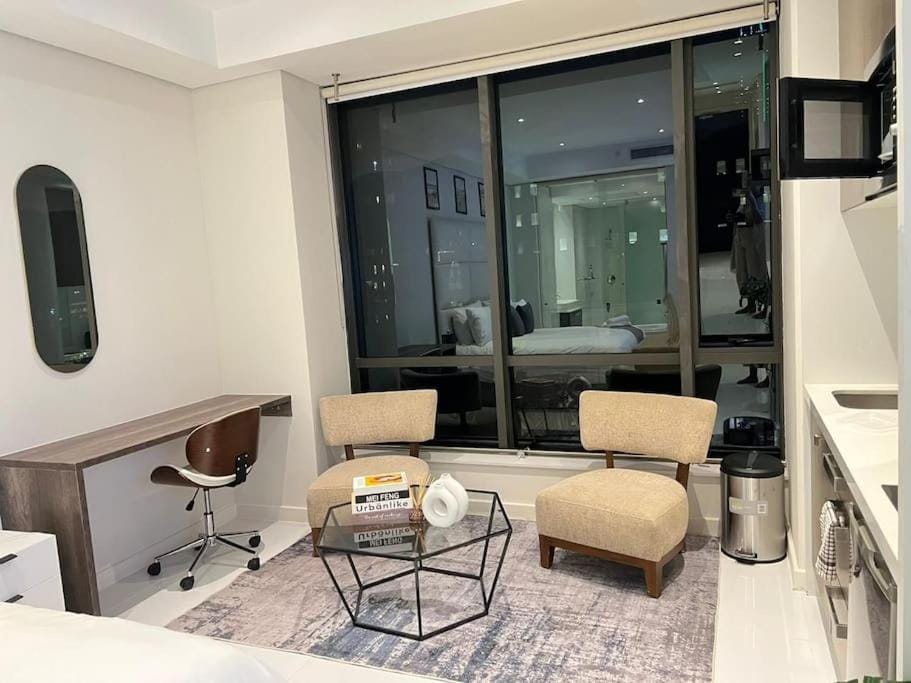 TV and multimedia, Kitchen or kitchenette, Living room, Seating area, Dining area