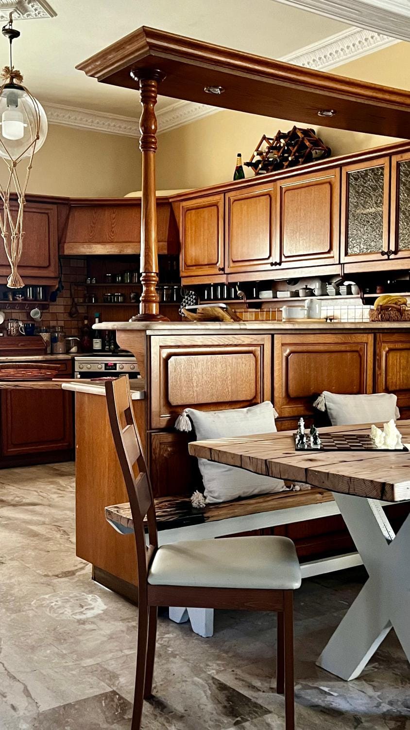 Kitchen or kitchenette, Seating area