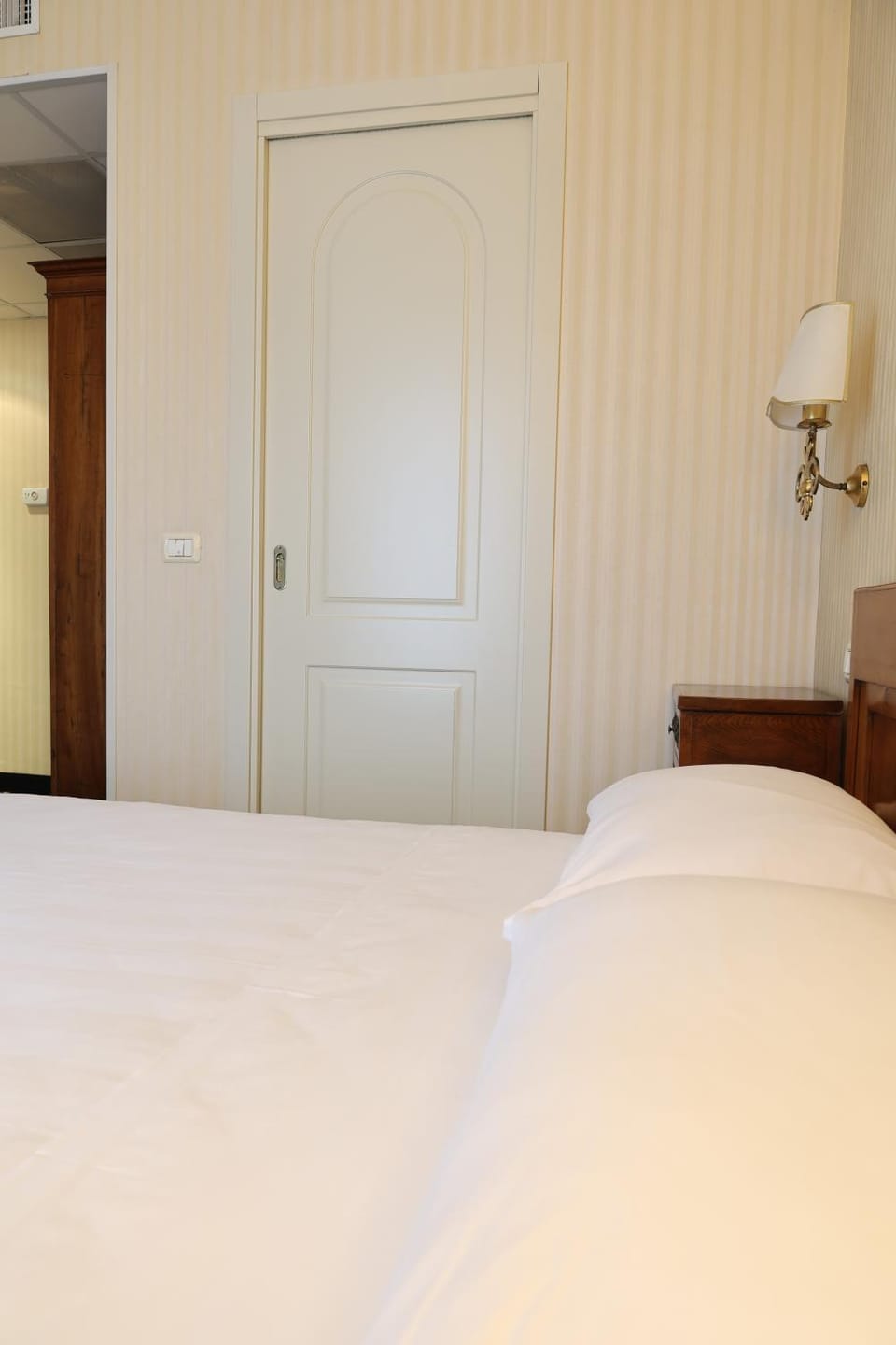 Bed, Photo of the whole room, Bedroom, wardrobe