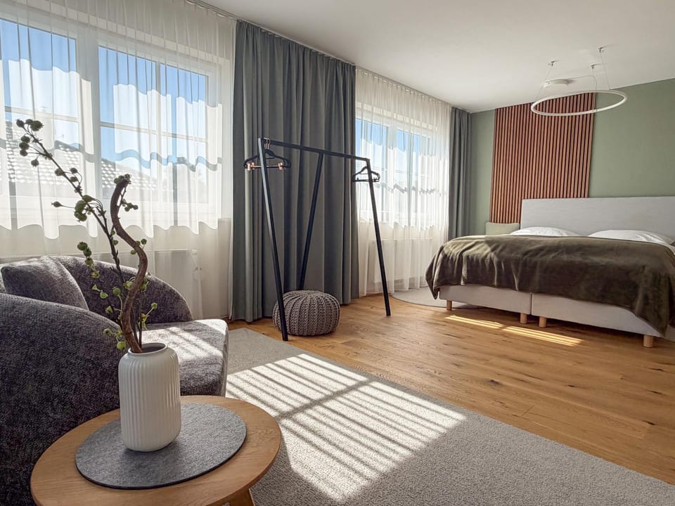 Bed, Photo of the whole room, Seating area, Bedroom