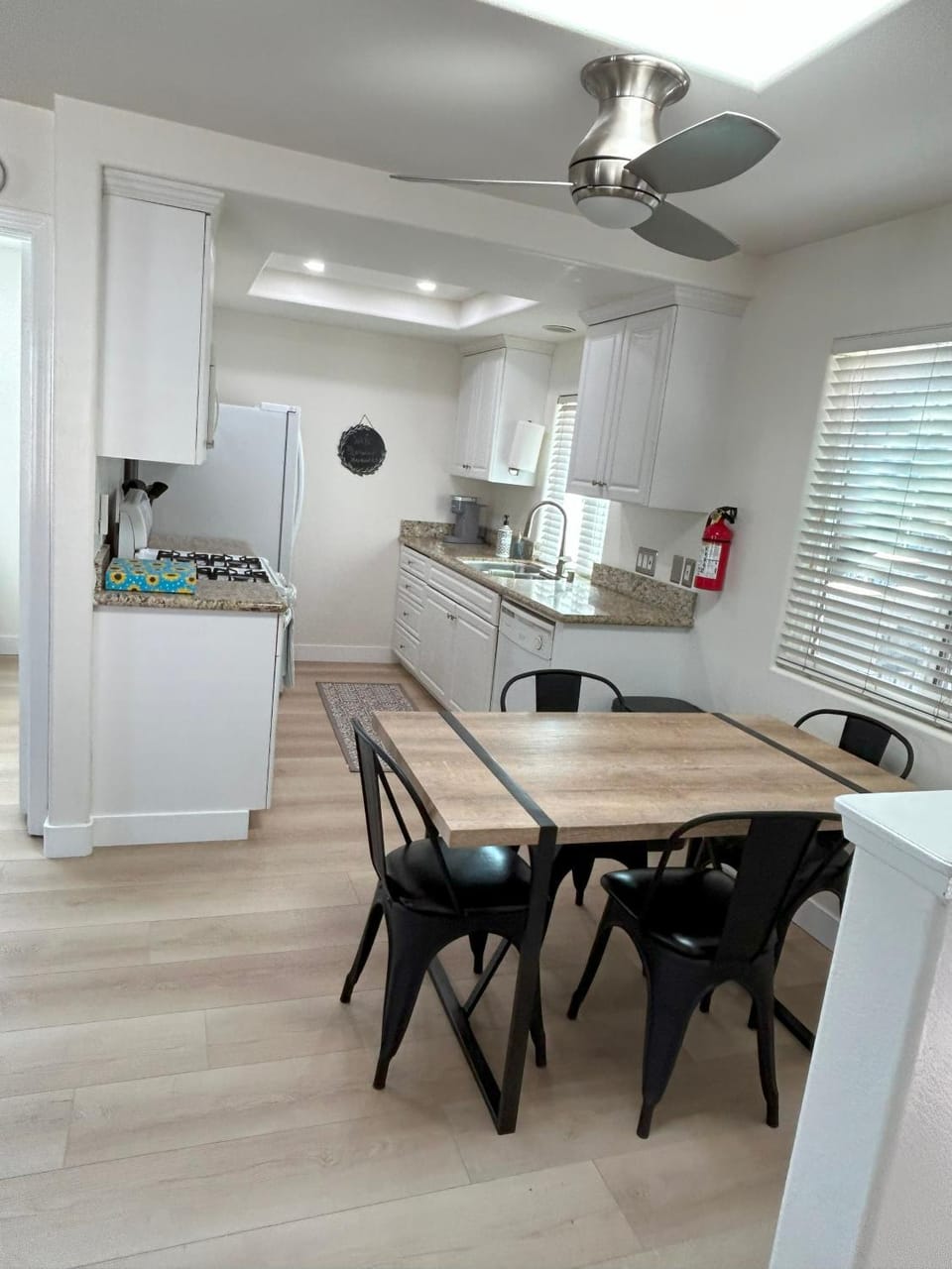 Kitchen or kitchenette, Dining area, minibar, pet friendly, stove