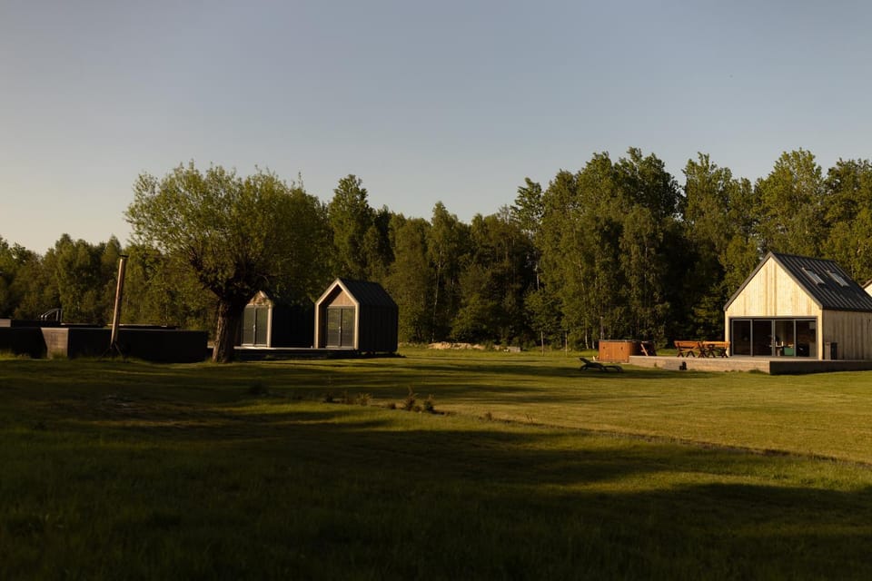 Property building, Natural landscape, pet friendly, pet friendly