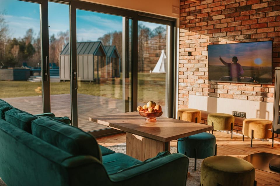 Communal lounge/ TV room, TV and multimedia, Living room, Seating area, Evening entertainment