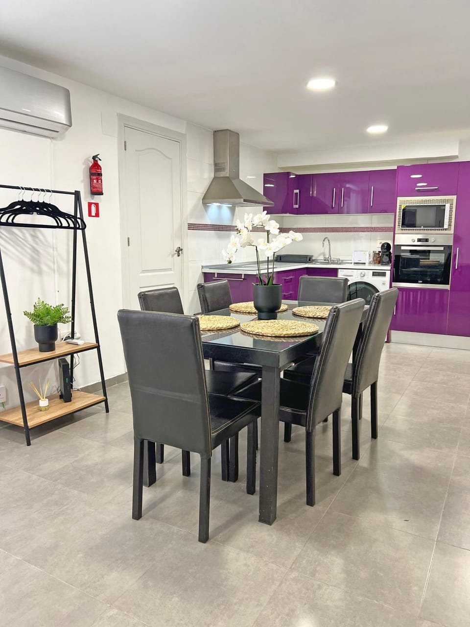 Kitchen or kitchenette, Dining area, minibar, pet friendly, stove, toaster