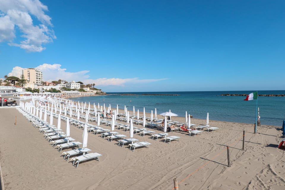 Nearby landmark, Spring, Day, Natural landscape, Winter, Summer, Beach, Autumn, Sea view, Sea view, Seasons, Time of day, sunbed