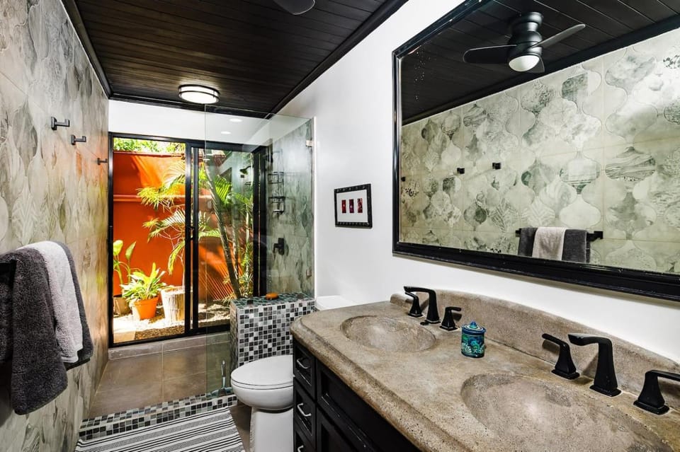 Luxury Villa With Beach Access and a Private Pool House in Playa Langosta