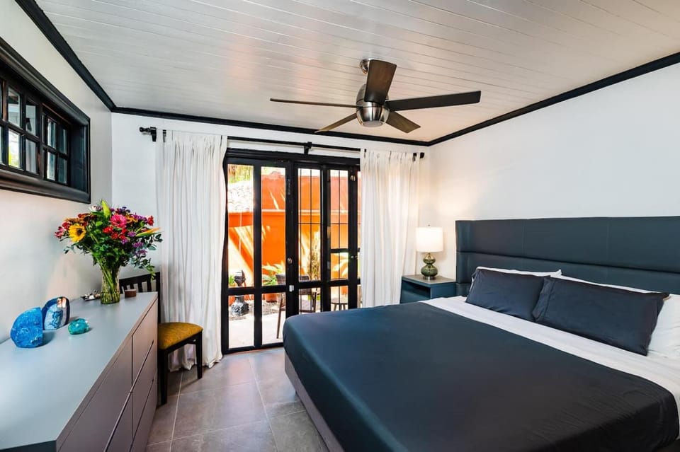 Luxury Villa With Beach Access and a Private Pool House in Playa Langosta