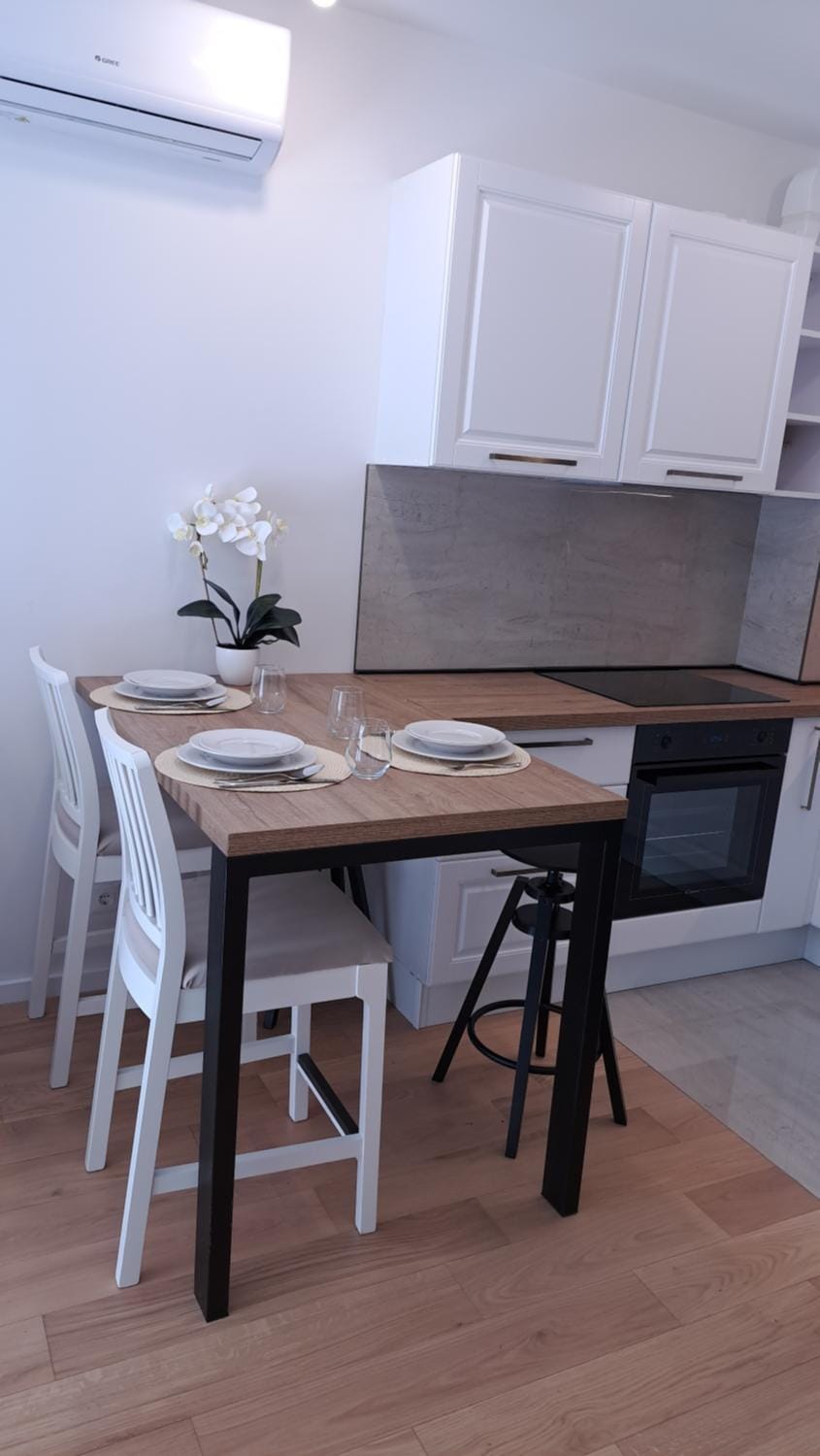 Kitchen or kitchenette, Dining area