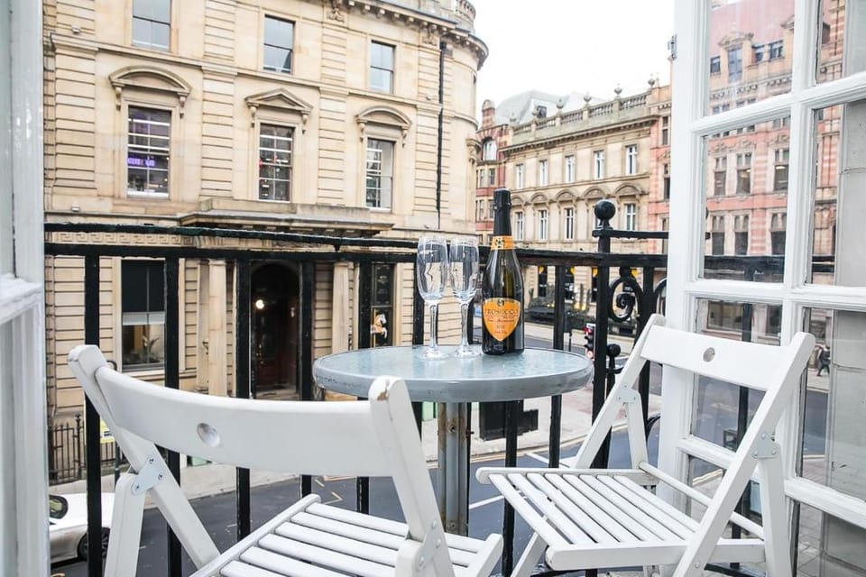 Unique boutique 2 bed apt with balconies - central Park Row Apartment in Leeds