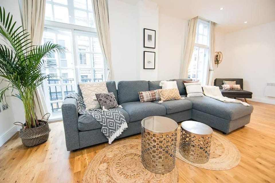 Unique boutique 2 bed apt with balconies - central Park Row Apartment in Leeds