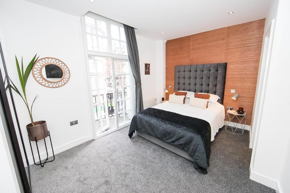 Unique boutique 2 bed apt with balconies - central Park Row Apartment in Leeds