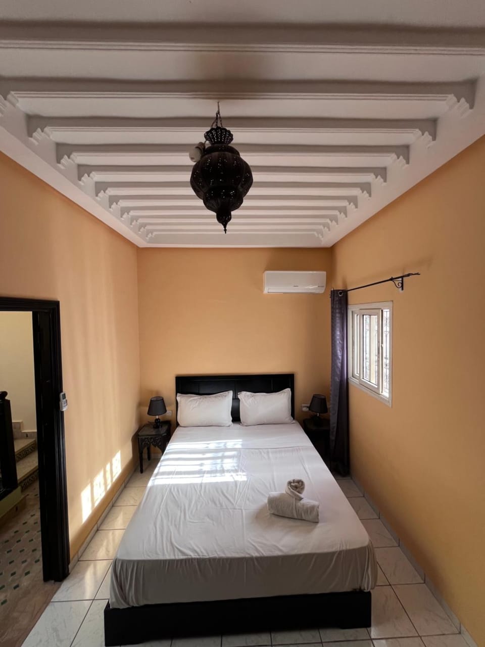 Bed, Photo of the whole room, Bedroom, towels