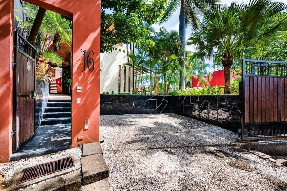 Private pool BBQ, Fast Wifi Alarm Close to Beach House in Playa Langosta