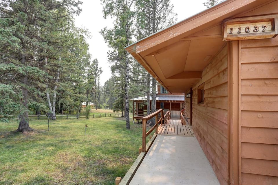 Trail Mountain Cabin Cabin in North Lawrence