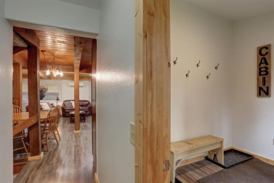 Trail Mountain Cabin Cabin in North Lawrence