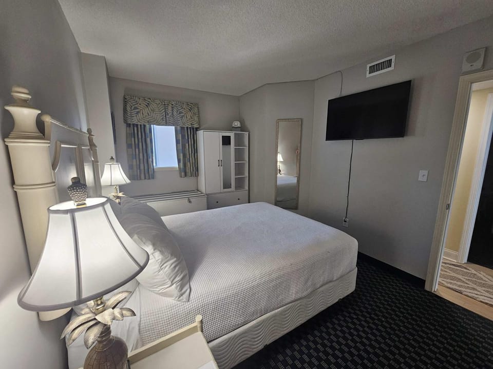Ocean Front 3 BR - Caribbean 1407 House in Myrtle Beach