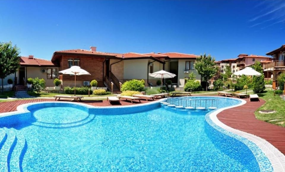 Property building, Day, Garden, Garden view, Pool view, Swimming pool, sunbed