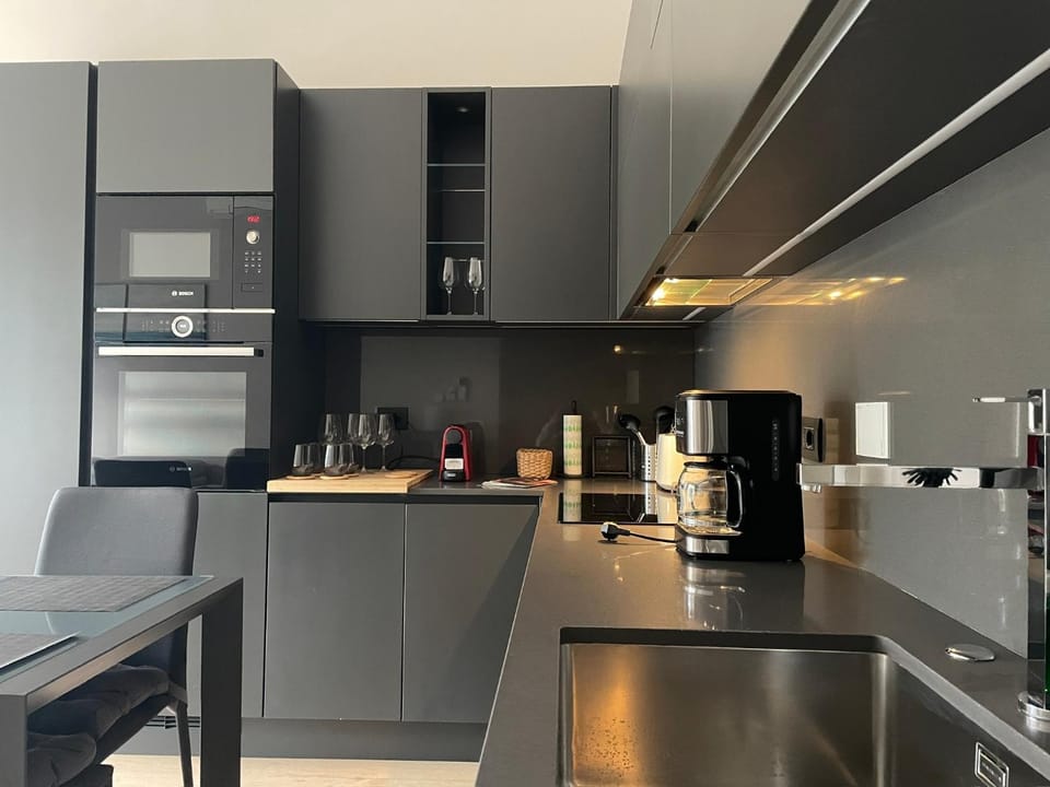 Coffee/tea facilities, Kitchen or kitchenette, dishwasher, oven, stove, toaster
