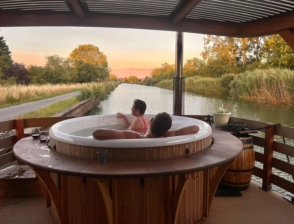 People, Natural landscape, Hot Tub, Balcony/Terrace, Guests, River view, group of guests