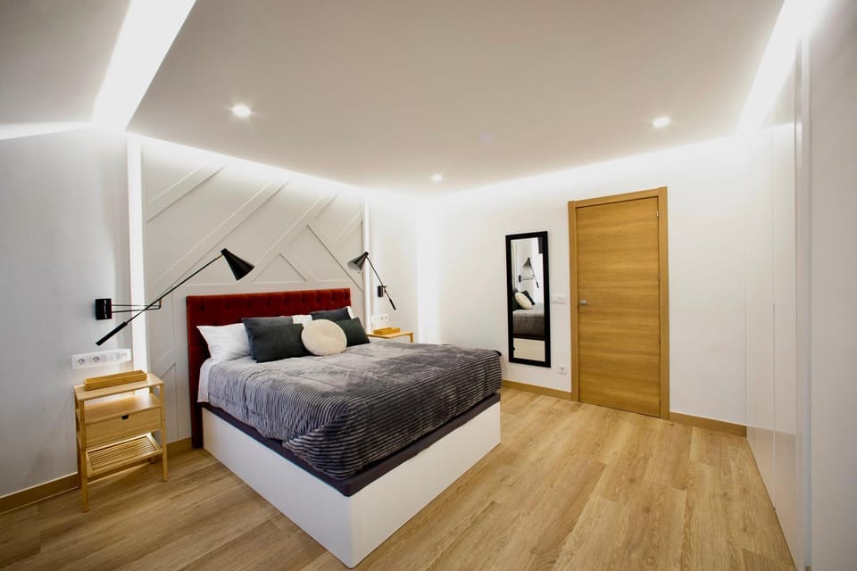 Photo of the whole room, Bedroom