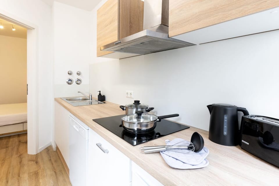 Coffee/tea facilities, Kitchen or kitchenette, stove, toaster