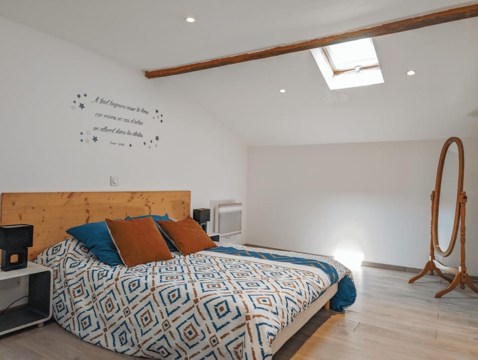 Bed, Night, Photo of the whole room, Bedroom