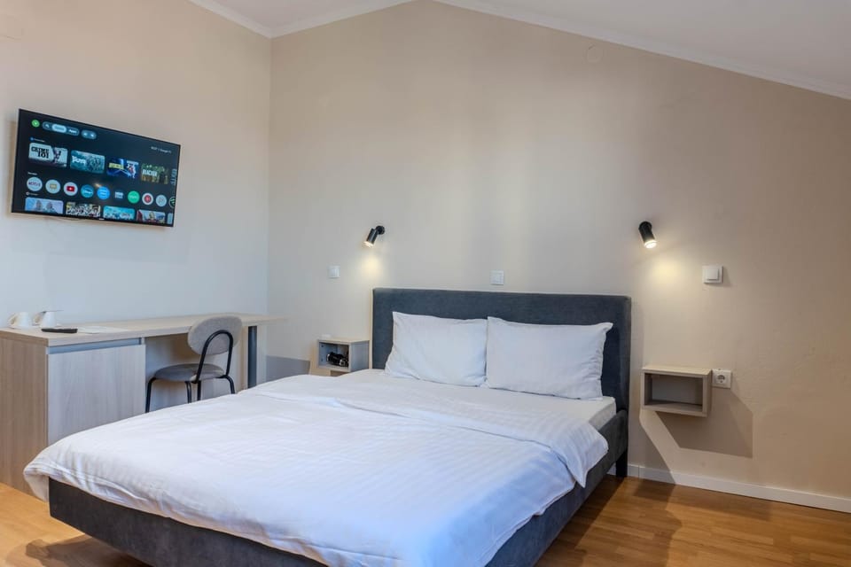 Bed, TV and multimedia, Photo of the whole room, Bedroom