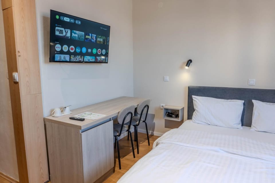 Bed, TV and multimedia, Photo of the whole room, Bedroom