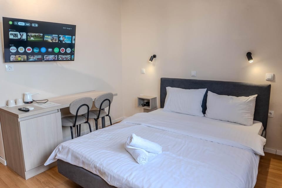 Bed, Photo of the whole room, Bedroom, towels