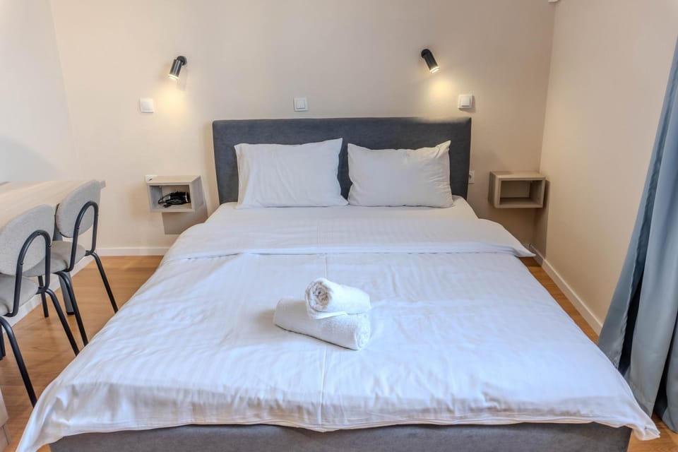 Bed, Photo of the whole room, Bedroom, towels