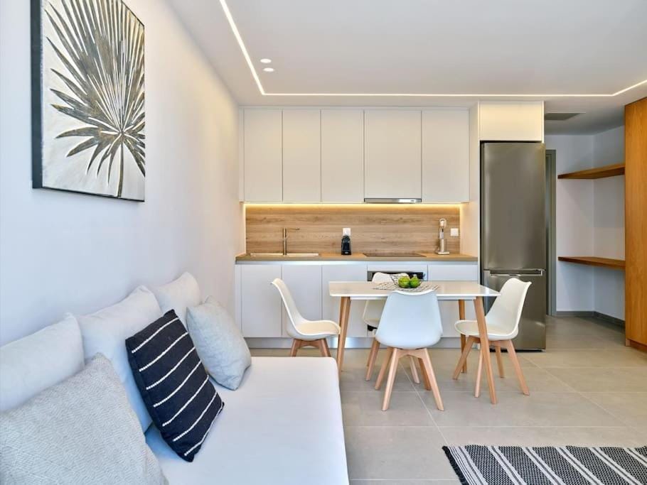 Kitchen or kitchenette, Seating area, Dining area