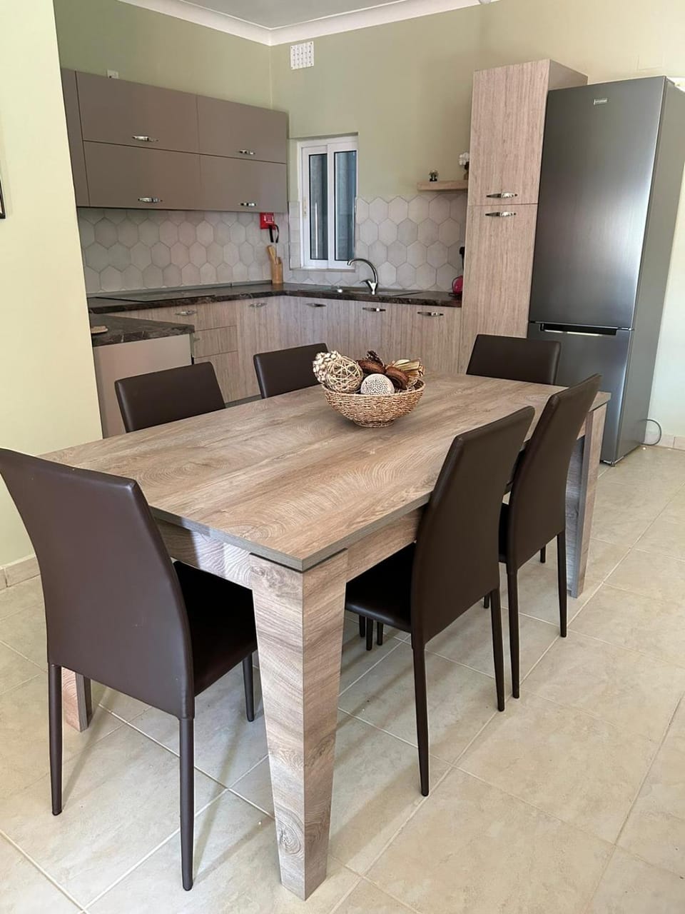 Kitchen or kitchenette, Dining area
