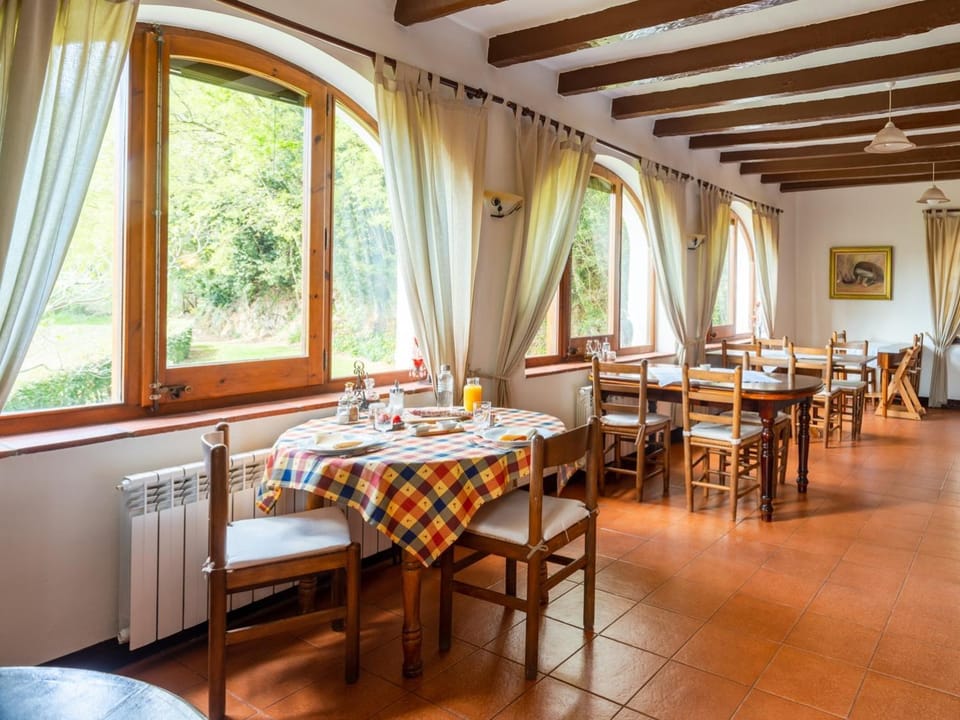 Restaurant/places to eat, Dining area