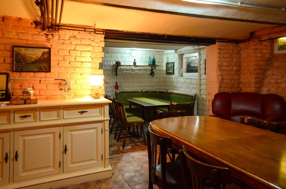 Restaurant/places to eat, Communal lounge/ TV room, Banquet/Function facilities, Evening entertainment, Breakfast, Drinks
