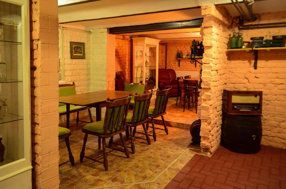 Restaurant/places to eat, Communal lounge/ TV room, Banquet/Function facilities, Evening entertainment, Breakfast, Drinks
