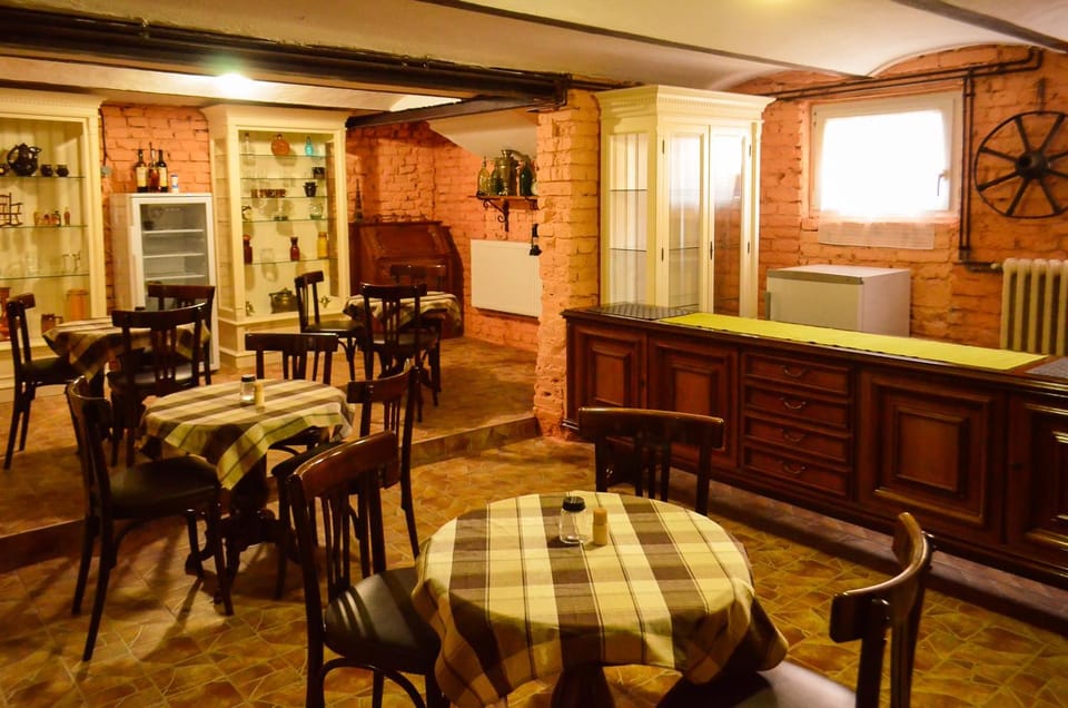 Restaurant/places to eat, Communal lounge/ TV room, Banquet/Function facilities, Evening entertainment, Breakfast, Drinks