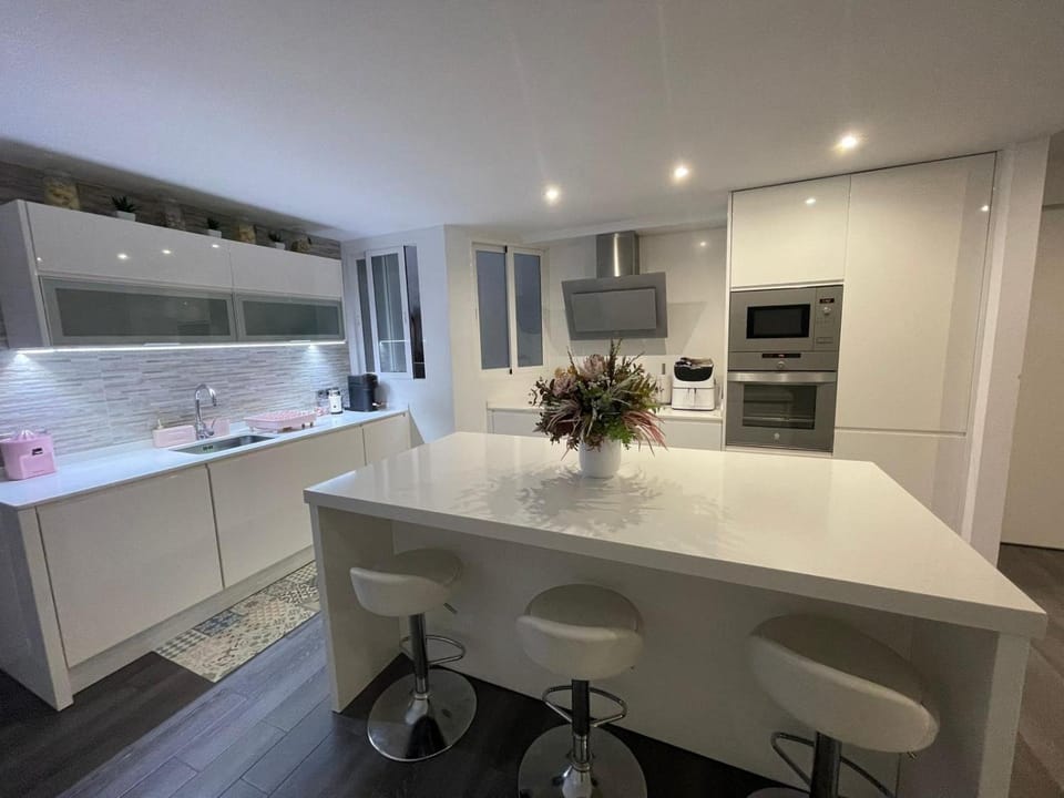 Kitchen or kitchenette, Dining area, minibar, pet friendly, stove