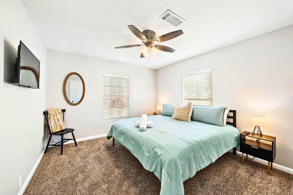 3 bedroom 1 bath WiFi Large back yard with BBQ pit House in Baytown