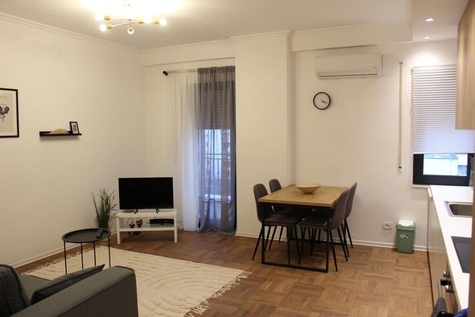 TV and multimedia, Living room, Seating area, air conditioner