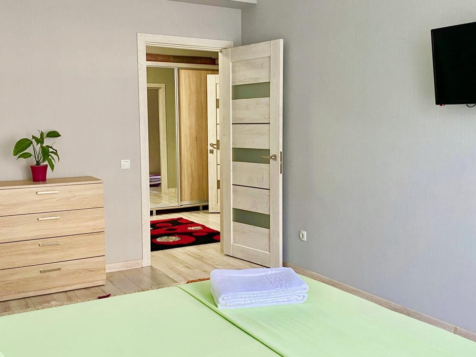 Bed, TV and multimedia, Photo of the whole room, Bedroom, towels, wardrobe