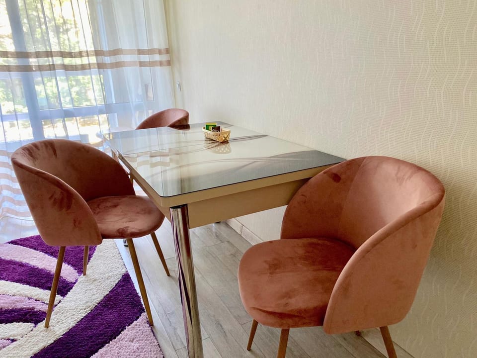 Seating area, Dining area